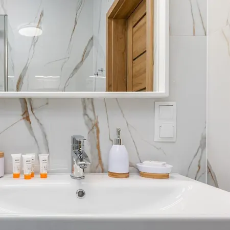 Apartament Planeta 300 Z Garazem By Renters شقة *